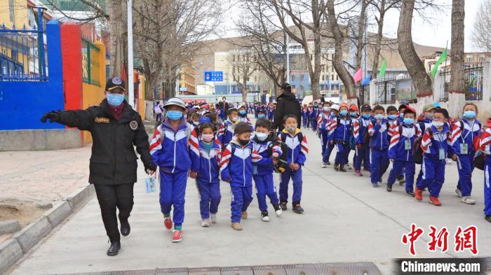 图为玉树市智慧城市管理服务中心网格员协助小学生安全放学 胡贵龙 摄