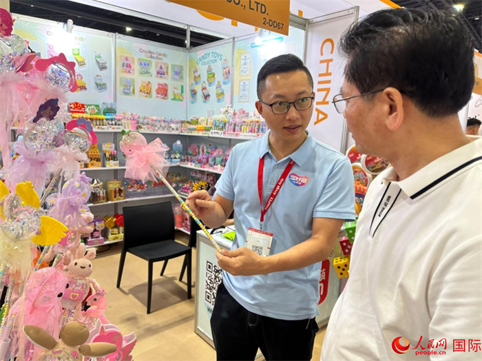 来自中国广东的动漫食品厂商向观众讲解食品如何和动漫结合。人民网记者 简承渊摄