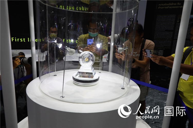 “嫦娥五号”探测器从月球带回的月球样品在泰国展出。人民网记者简承渊摄