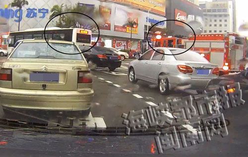 消防车出警公交车抢道　交警：不避让将扣分罚款