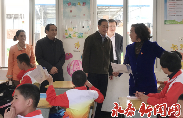 12日下午,副省长杨贤金带队来我县调研基础教育工作,副县长余斌陪同.